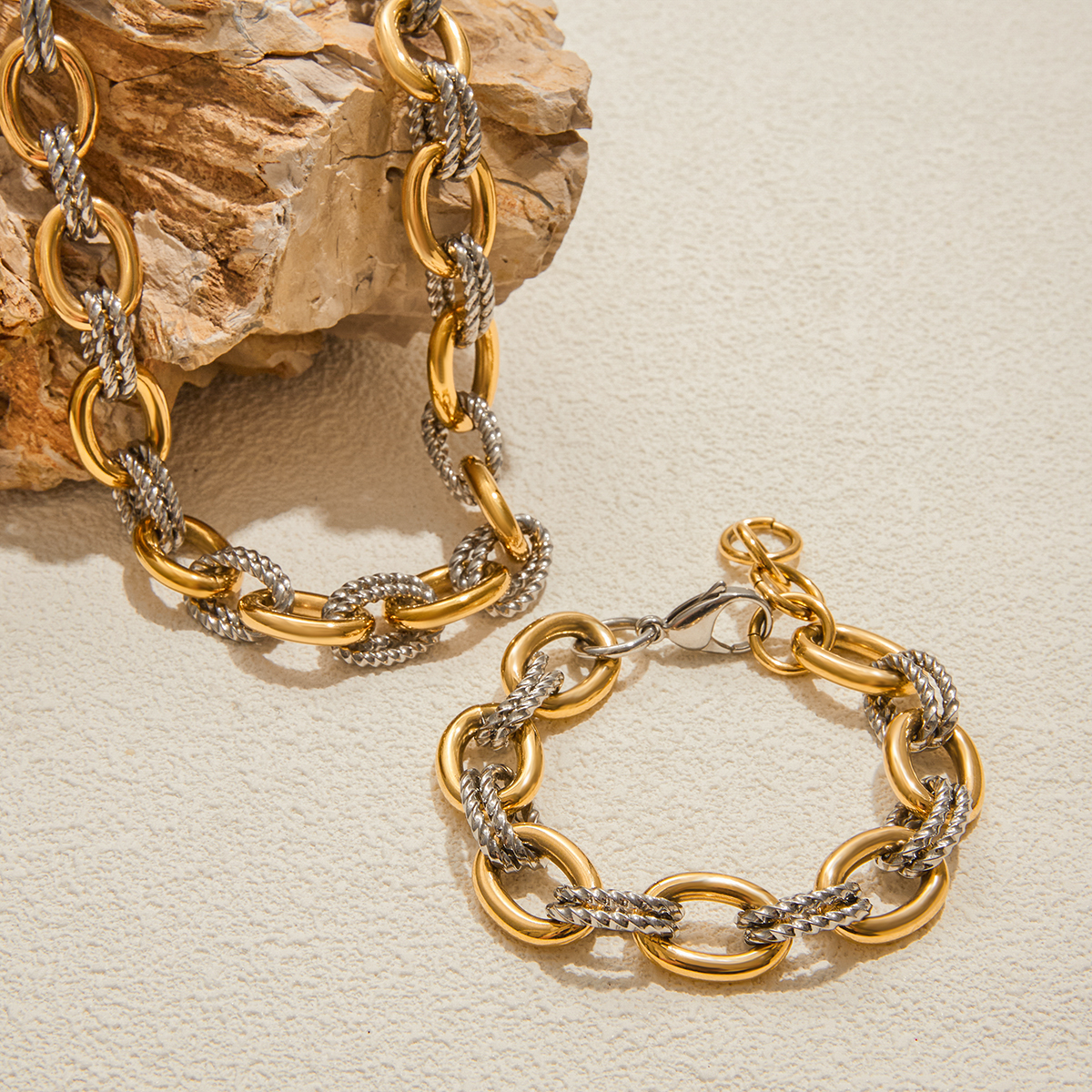 ELENYS Dual Essence – výrazný řetízkový náhrdelník na krku